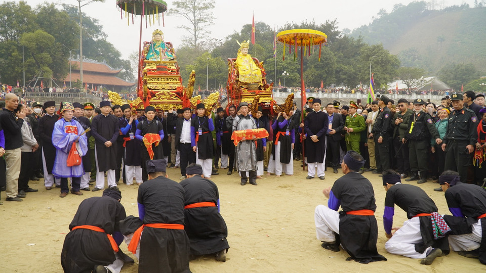Lễ rước Mẫu qua sông được tiến hành tuần tự theo đúng nghi thức truyền thống trang nghiêm nhất của nhà đền.(Ảnh: Việt Dũng/TTXVN)