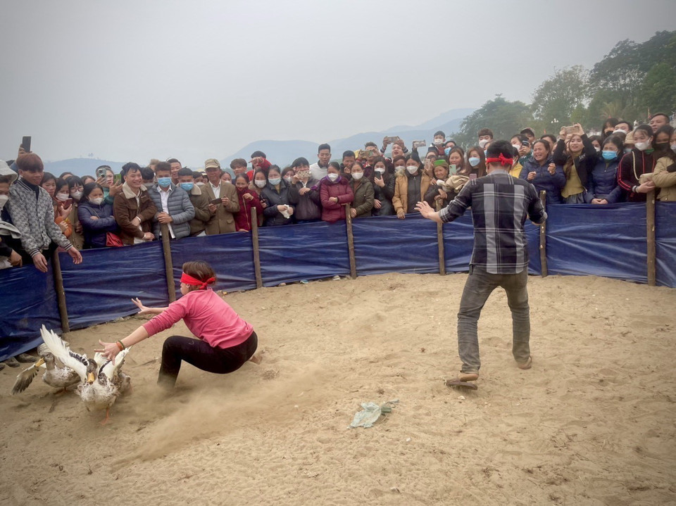Các trò chơi dân gian như bịt mắt bắt vịt, ném còn cũng thu hút đông đảo nhân dân và du khách. (Ảnh: Việt Dũng/TTXVN)