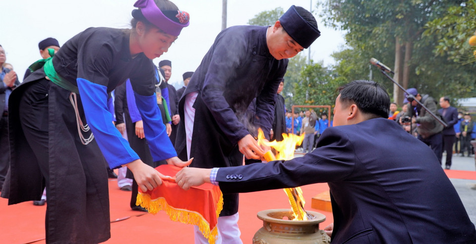 Nghi lễ dâng Chúc văn sân trước cửa Đền chính Đền Đông Cuông trước khi diễn ra nghi lễ rước Mẫu sang sông. (Ảnh: Việt Dũng/TTXVN)