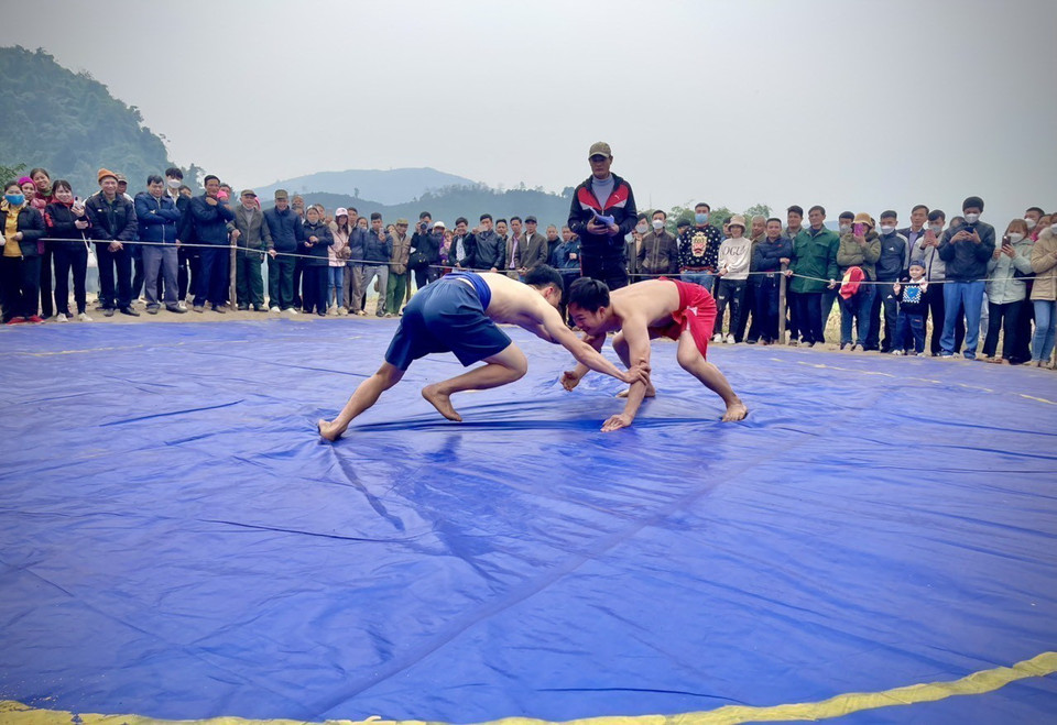 Thi đấu vật dân tộc tại Lễ hội Đền Đông Cuông thu hút sự tham gia của nhân dân và du khách. (Ảnh: Việt Dũng/TTXVN) 