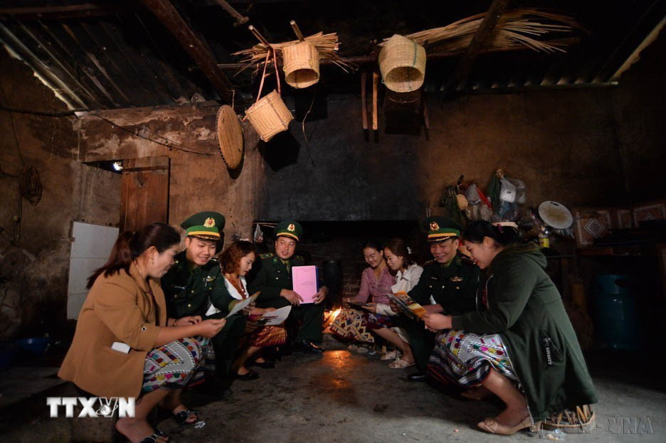 Cán bộ Đồn Biên phòng Pa Thơm tuyên truyền các chủ trương của Đảng, chính sách của Nhà nước cho bà con người dân tộc Lào tại bản Pa Xa Lào, xã biên giới Pa Thơm, huyện Điện Biên. (Ảnh: Minh Đức/TTXVN)