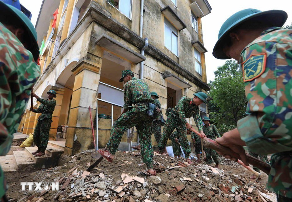 Lực lượng Quân đội tỉnh Quảng Bình tham gia dọn dẹp, vệ sinh môi trường huyện Lệ Thủy trong trận lũ lịch sử tháng 10/2020. (Ảnh: TTXVN)
