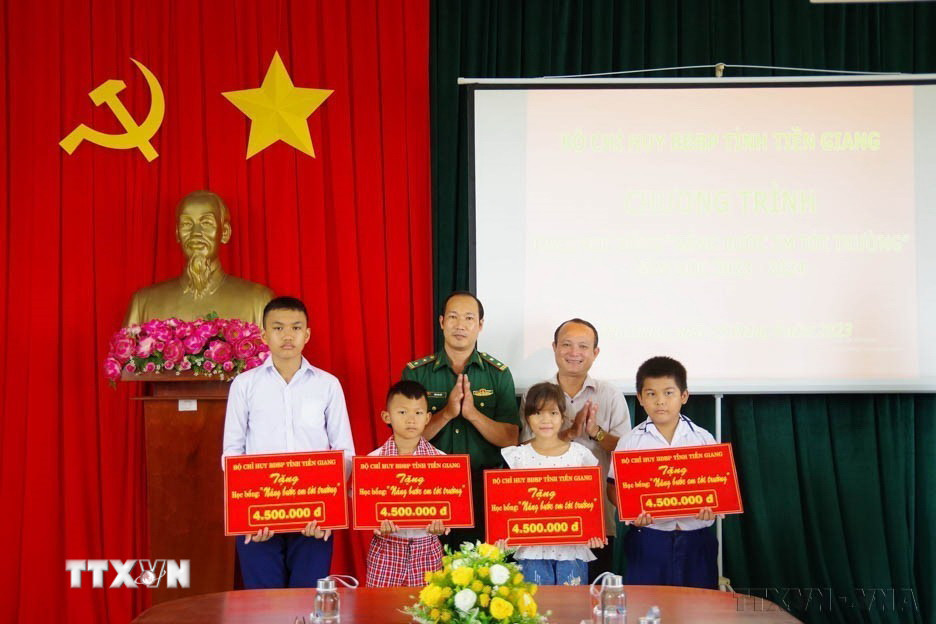 Bộ đội Biên phòng Tiền Giang trao học bổng "Nâng bước em tới trường-Con nuôi Đồn Biên phòng" năm học 2023- 2024 cho học sinh có hoàn cảnh khó khăn trên địa bàn, với tổng kinh phí hơn 130 triệu đồng. (Ảnh: Hữu Chí/TTXVN)