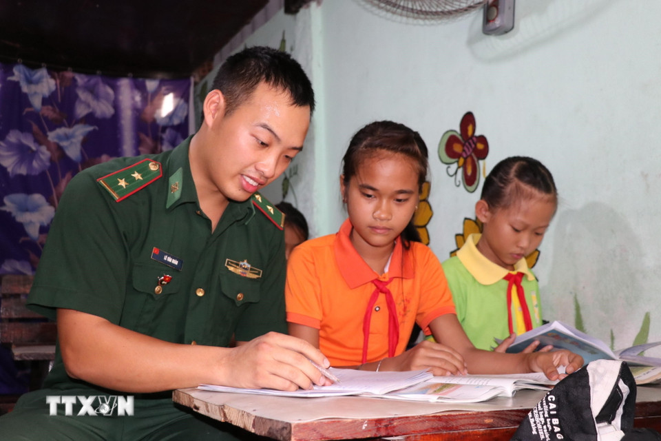 Bộ đội đồn Biên phòng cửa khẩu cảng Bến Lức thuộc Bộ đội Biên phòng tỉnh Long An, dạy học cho các em. (Ảnh: Đức Hạnh/TTXVN)