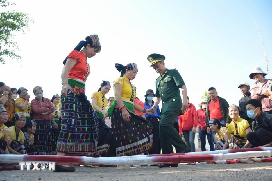 Giao lưu nhảy sạp giữa Bộ đội biên phòng Đắk Lắk với nhân dân tại Ngày hội Biên phòng toàn dân năm 2023 ở xã biên giới Ia Lốp, huyện Ea Súp. (Ảnh: Tuấn Anh/TTXVN)