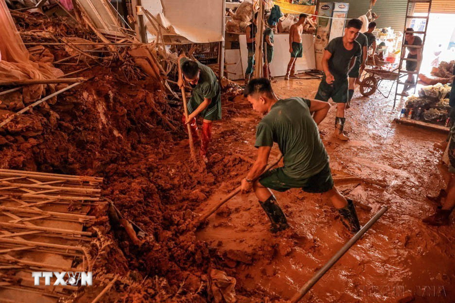 Cán bộ, chiến sỹ Sư đoàn 316, Quân khu 2, hỗ trợ nhân dân xã Phúc Khánh, huyện Bảo Yên, tỉnh Lào Cai, khắc phục hậu quả mưa lũ ngày 21/9 vừa qua. (Ảnh: Hoàng Hiếu/TTXVN)