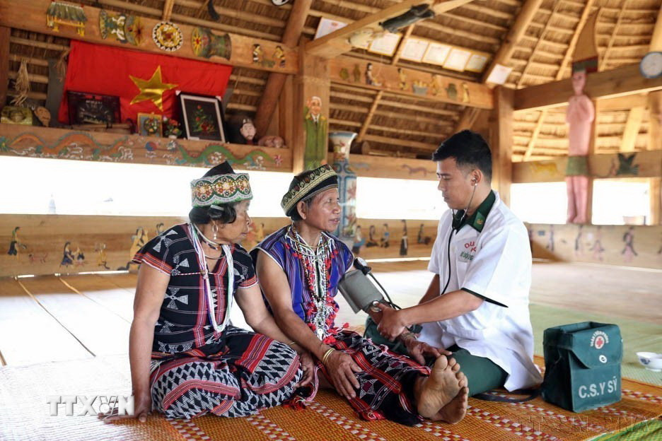 Bộ đội Biên phòng Đồn biên phòng A Xan khám, chữa bệnh cho bà con Cơ Tu, huyện biên giới miền núi Tây Giang, tỉnh Quảng Nam, năm 2018. (Ảnh: Anh Tuấn/TTXVN)