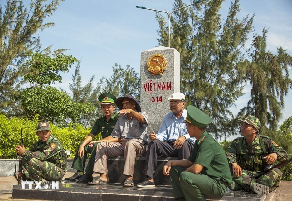 Cán bộ, chiến sỹ Đồn biên phòng cửa khẩu quốc tế Hà Tiên với các cụ trong Chi hội Người cao tuổi ấp Xà Xía, xã Mỹ Đức, thị xã Hà Tiên, năm 2018. (Ảnh : Hồng Đạt/TTXVN)