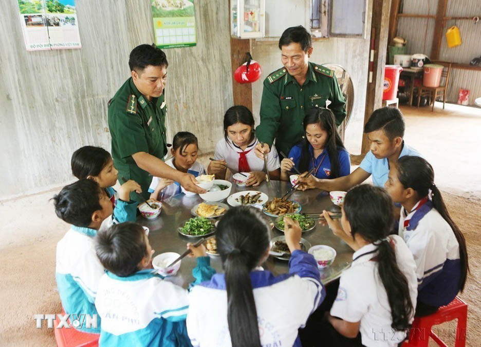 Mô hình “Bếp ăn tình thương” chăm sóc học sinh có hoàn cảnh khó khăn của cán bộ, chiến sỹ đồn Biên phòng Cửa khẩu quốc tế Lệ Thanh, tỉnh Gia Lai, năm 2018. (Ảnh: Dương Giang/TTXVN)