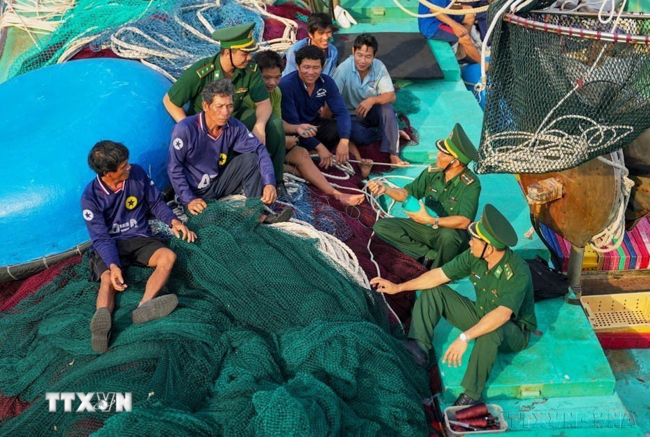 Cán bộ, chiến sỹ Đồn Biên phòng Trường Sa thuộc Bộ đội Biên phòng tỉnh Khánh Hòa, luôn gắn kết, hỗ trợ ngư dân vươn khơi bám biển. (Ảnh: Hồng Đạt/TTXVN)