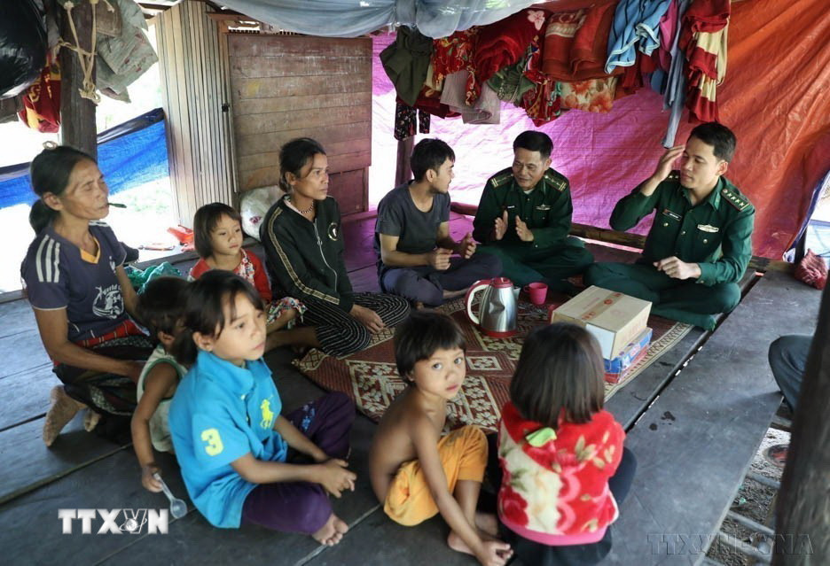 Cán bộ Đồn biên phòng Làng Mô thăm hỏi, tặng quà gia đình anh Hồ Văn Biên ở thôn Trung Sơn, xã Trường Sơn, huyện Quảng Ninh, tỉnh Quảng Bình, năm 2020. (Ảnh: Danh Lam/TTXVN)