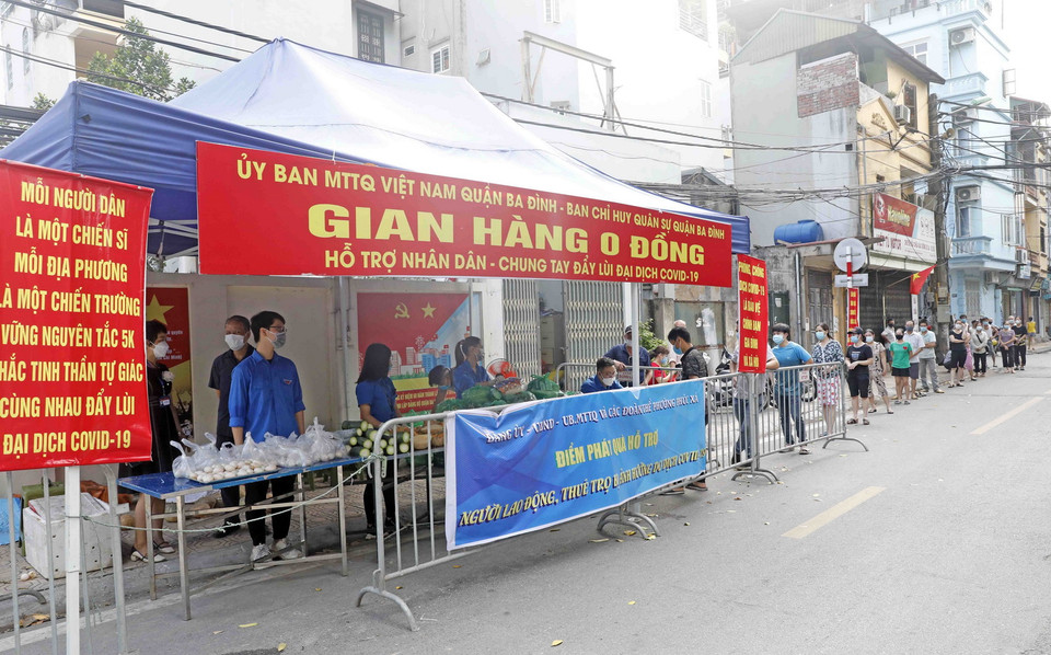  Gian hàng 0 đồng tại phường Phúc Xá, quận Ba Đình trong 3 ngày đã phát gần 1 nghìn suất quà cho người lao động khó khăn trên địa bàn. (Ảnh: Trần Việt/TTXVN)