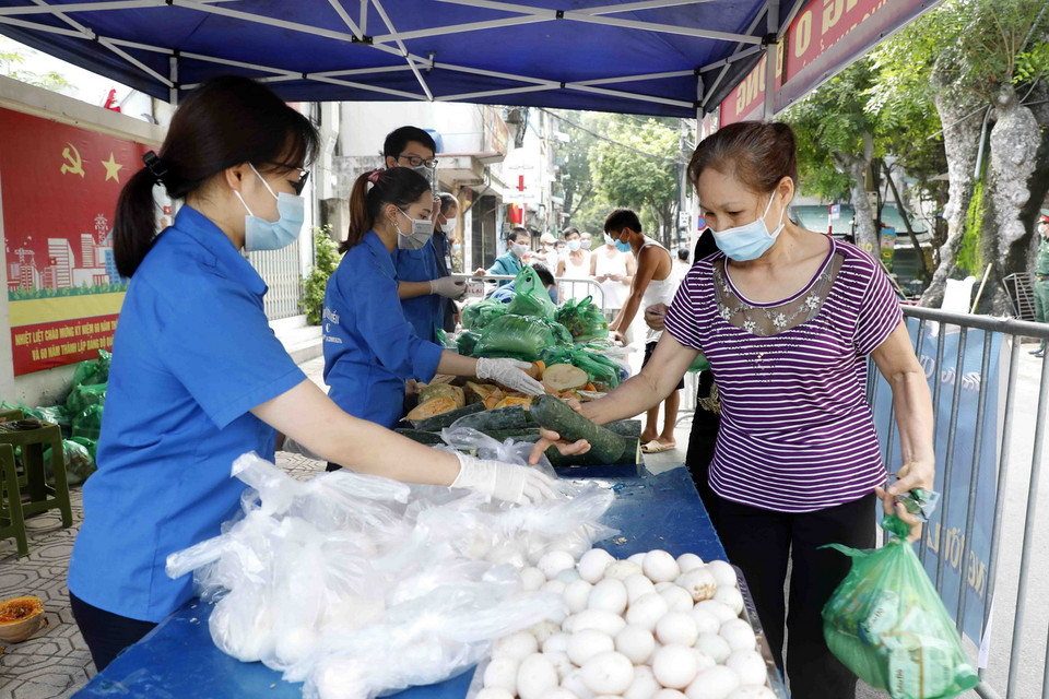 Gian hàng 0 đồng hỗ trợ người lao động gặp khó khăn ở quận Ba Đình. (Ảnh: Trần Việt/TTXVN)