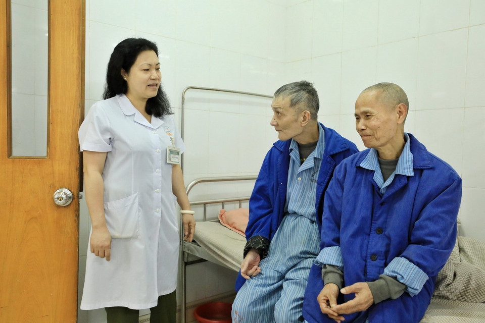 Bác sỹ Lê Thị Thanh Thu, Trưởng Khoa Bán cấp tính nam (A4), hỏi thăm tình hình bệnh nhân. (Ảnh: Minh Quyết/TTXVN)