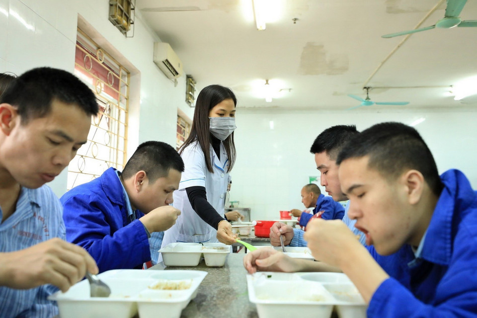 Giờ ăn được các bác sỹ, y tá và điều dưỡng chăm sóc chu đáo, tận tình. (Ảnh: Minh Quyết/TTXVN)