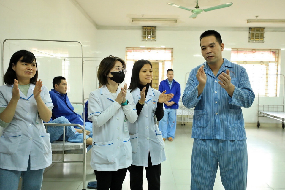 Các hoạt động giao lưu văn nghệ, đọc sách, đánh cờ… là những liệu trình phục hồi chức năng, góp phần tích cực trong quá trình điều trị cho người bệnh tại đây. (Ảnh: Minh Quyết/TTXVN)