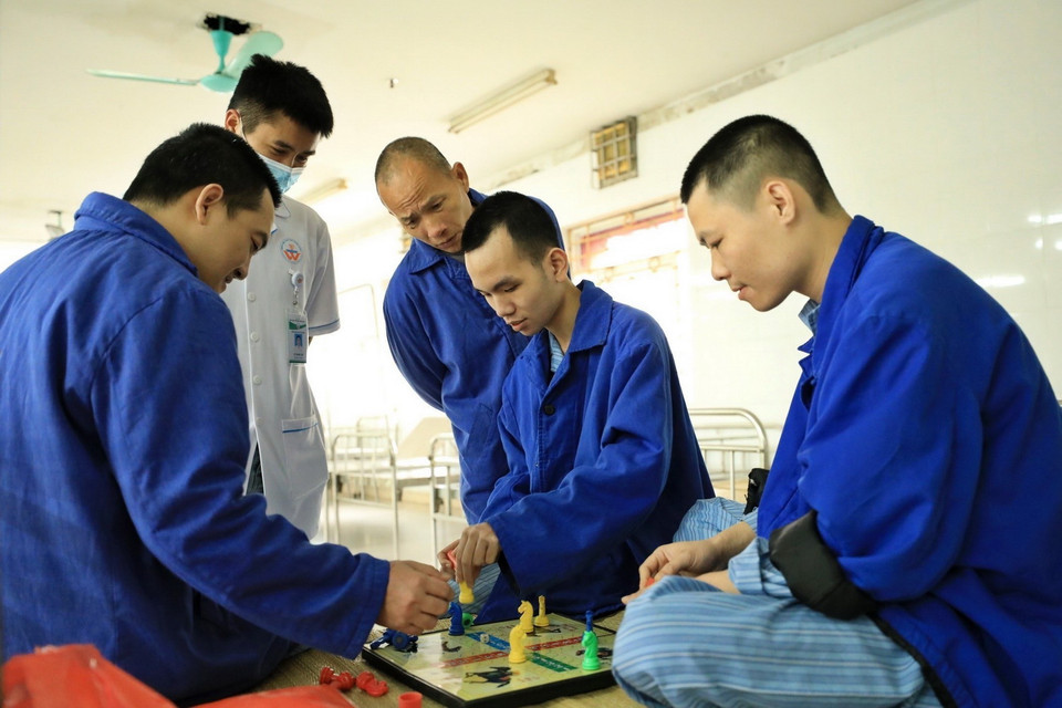 Các hoạt động giao lưu văn nghệ, đọc sách, đánh cờ… là những liệu trình phục hồi chức năng, góp phần tích cực trong quá trình điều trị cho người bệnh tại đây. (Ảnh: Minh Quyết/TTXVN)