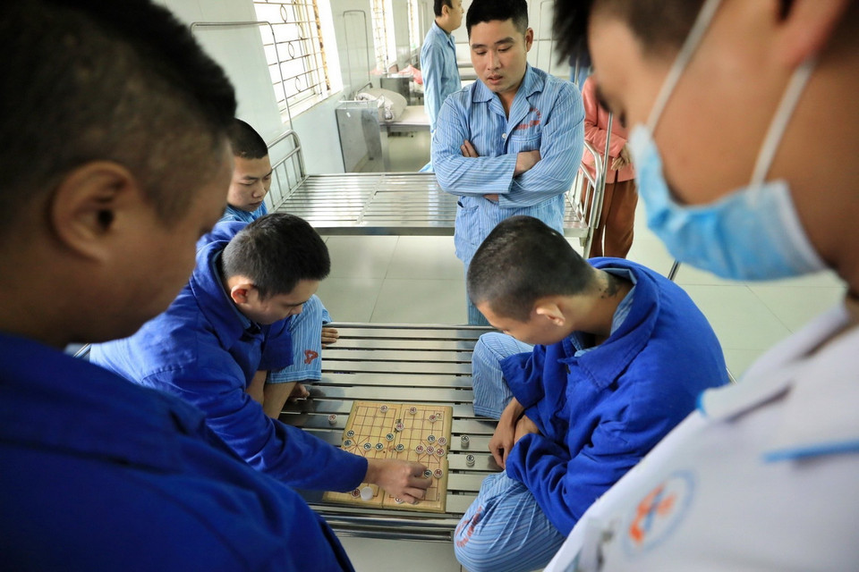 Hoạt động đánh cờ là những liệu trình phục hồi chức năng, góp phần tích cực trong quá trình điều trị cho người bệnh tại đây. (Ảnh: Minh Quyết/TTXVN)