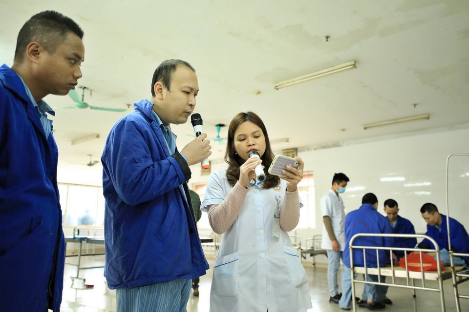 Bác sỹ điều trị cho các bệnh nhân tâm thần lúc phải như người thân, lúc như bạn bè, (Ảnh: Minh Quyết/TTXVN)