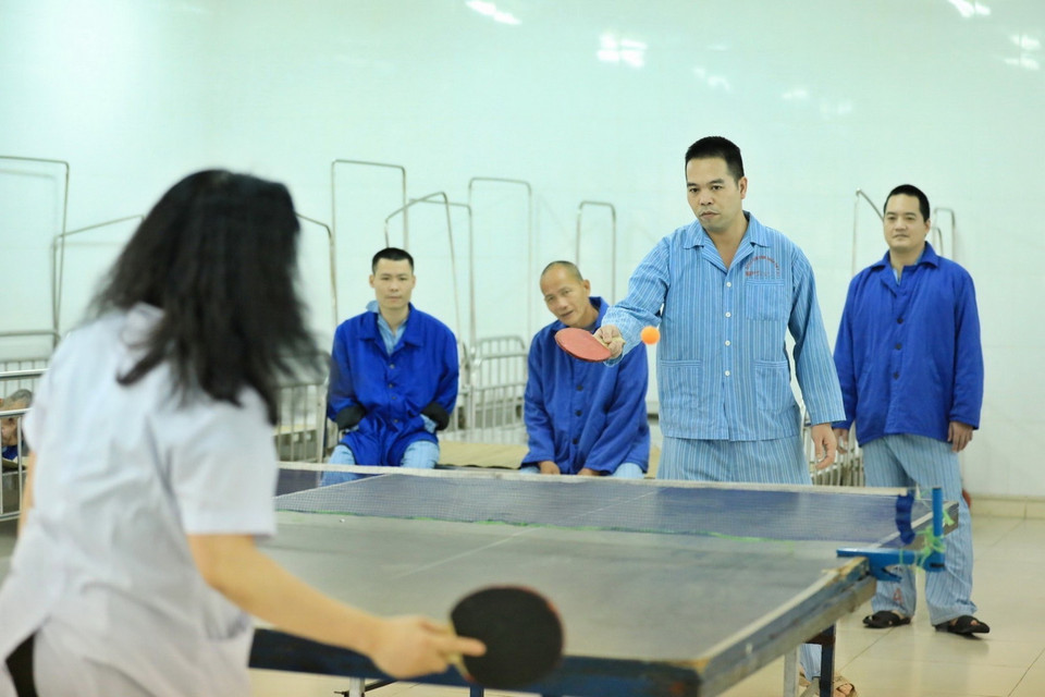 Trưởng Khoa Bán cấp tính nam giao lưu bóng bàn với bệnh nhân. (Ảnh: Minh Quyết/TTXVN)