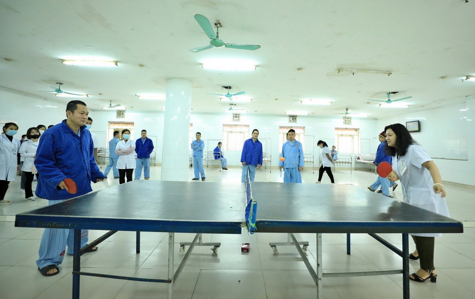 Bác sỹ Lê Thị Thanh Thu, Trưởng Khoa Bán cấp tính nam (A4) thường xuyên giao lưu bóng bàn với bệnh nhân. (Ảnh: Minh Quyết/TTXVN)
