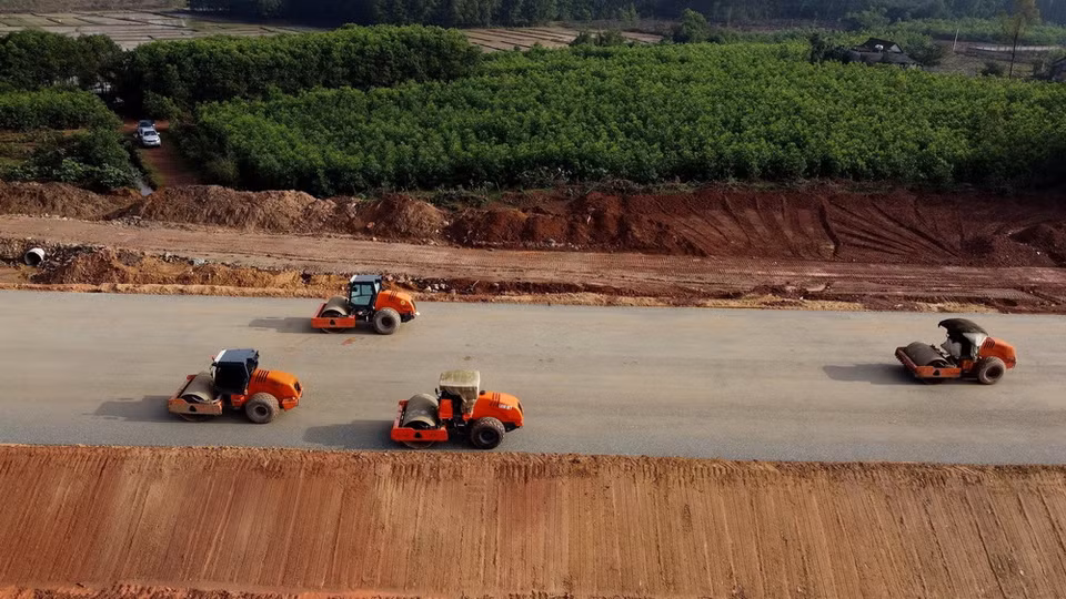 Tại gói thầu gói 11, đơn vị thi công đã huy động 487 nhân sự cùng 120 đầu máy, thiết bị chia làm 6 mũi thi công. (Ảnh: Huy Hùng/TTXVN)
