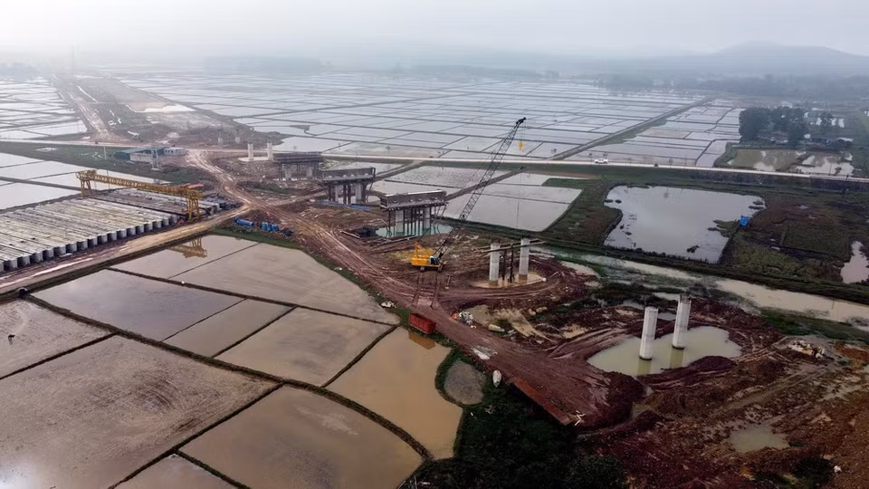 Thời tiết mưa nhiều, ảnh hưởng lớn đến tiến độ của dự án, nhiều tuyến đường công vụ bị ngập và lầy lội. (Ảnh: Huy Hùng/TTXVN)