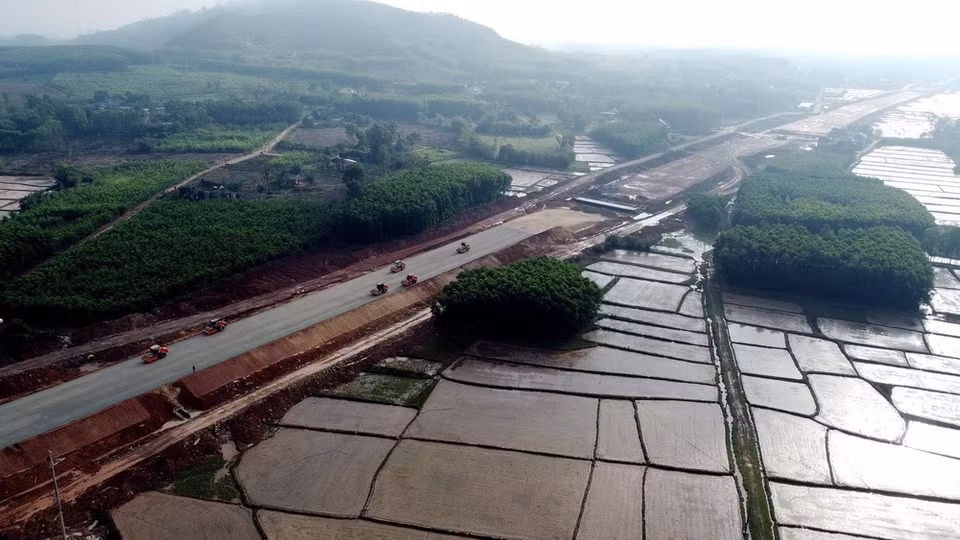 Các nhà thầu đang thi công gia cố nền đất tại địa phận xã Cẩm Hưng, huyện Cẩm Xuyên. (Ảnh: Huy Hùng/TTXVN)