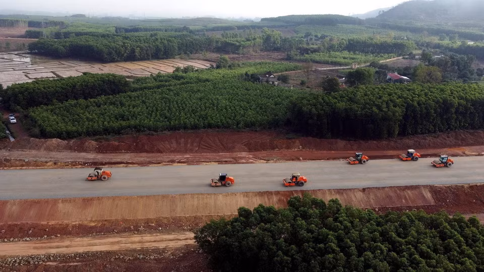 Doanh nghiệp Xuân Trường đang thi công tại gói thầu số 11 (km 514+300 đến km 544+300). (Ảnh: Huy Hùng/TTXVN)