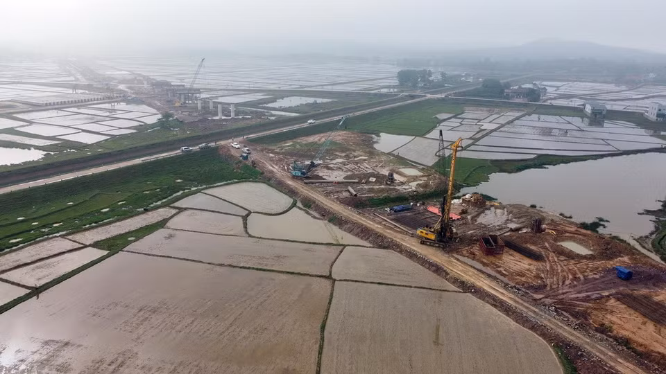 Cầu Kẻ Gỗ tại địa bàn huyện Cẩm Xuyên có chiều dài 660m, với 16 nhịp. (Ảnh: Huy Hùng/TTXVN)