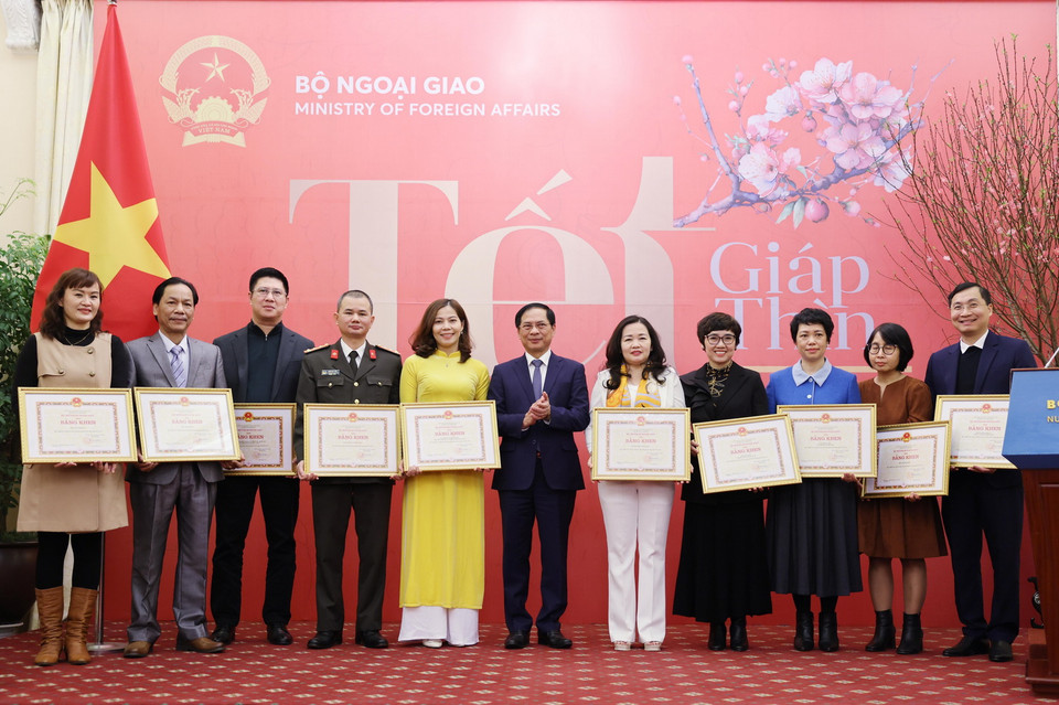 Bộ trưởng Bộ Ngoại giao Bùi Thanh Sơn trao Bằng khen tặng các cơ quan báo chí. (Ảnh: Lâm Khánh/TTXVN)