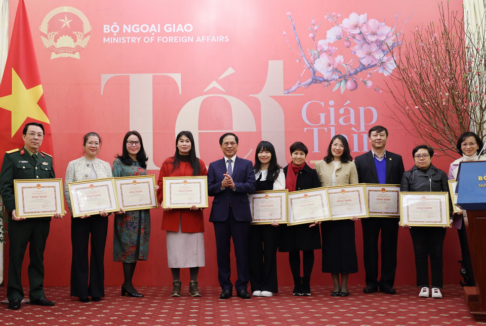 Bộ trưởng Bộ Ngoại giao Bùi Thanh Sơn trao Bằng khen tặng các cá nhân có thành tích xuất sắc. (Ảnh: Lâm Khánh/TTXVN)