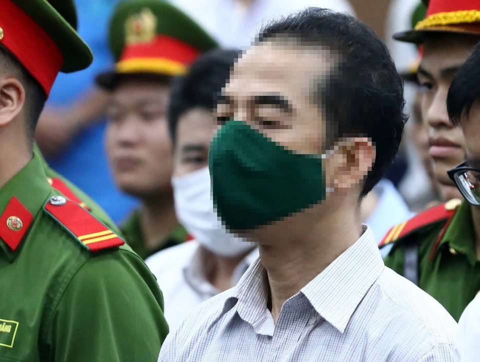 Bị cáo Tô Anh Dũng, cựu Thứ trưởng Bộ Ngoại giao, nghe tòa tuyên án. (Ảnh: Phạm Kiên/TTXVN)