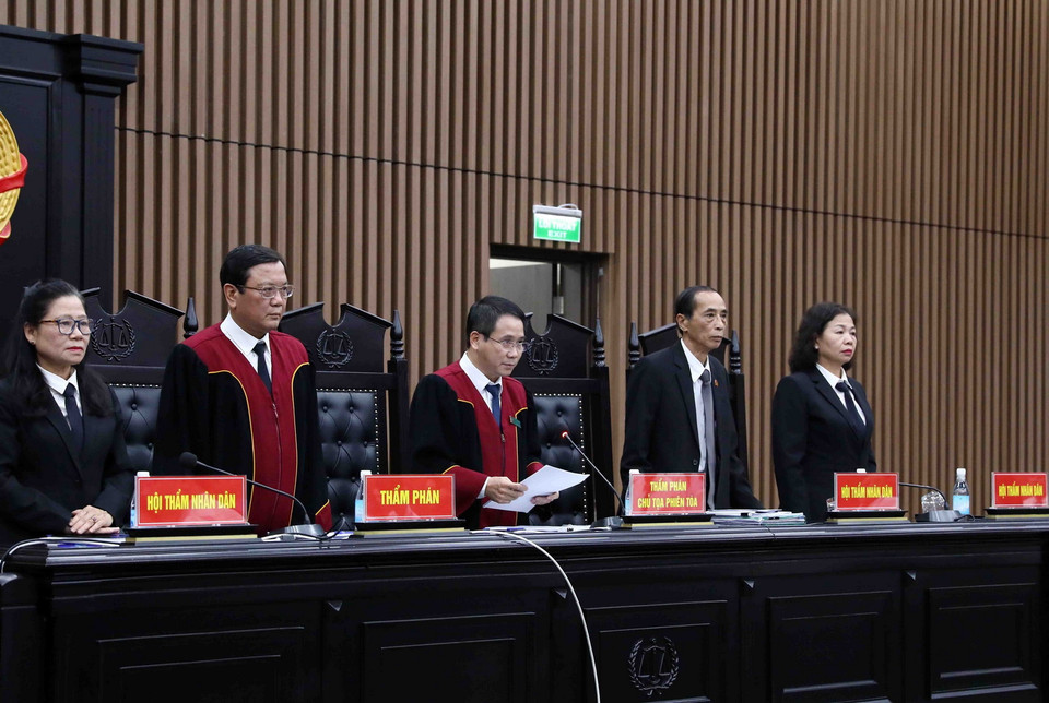 Thẩm phán, Chủ tọa phiên tòa Vũ Quang Huy tuyên án sơ thẩm đối với 54 bị cáo trong vụ án "Chuyến bay giải cứu." (Ảnh: Phạm Kiên/TTXVN)