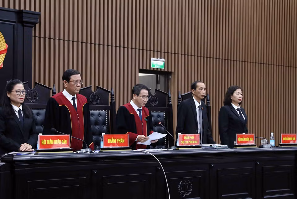 Thẩm phán, Chủ tọa phiên tòa Vũ Quang Huy tuyên án sơ thẩm đối với 54 bị cáo trong vụ án "Chuyến bay giải cứu." (Ảnh: Phạm Kiên/TTXVN)