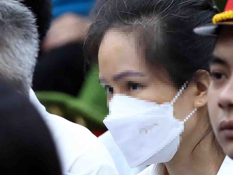 Bị cáo Nguyễn Thị Hương Lan, cựu Cục trưởng Cục Lãnh sự, Bộ Ngoại giao, nghe tòa tuyên án. (Ảnh: Phạm Kiên/TTXVN)