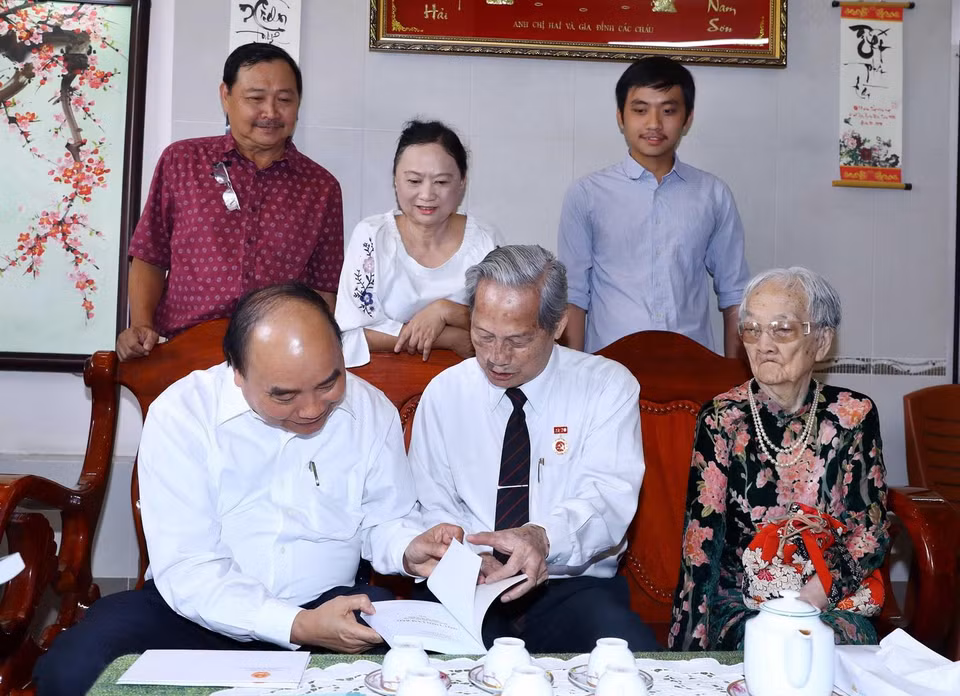 Thủ tướng Nguyễn Xuân Phúc đến thăm và tặng quà cho Nhà báo Nguyễn Trọng Xuất. (Ảnh: Thống Nhất/TTXVN)