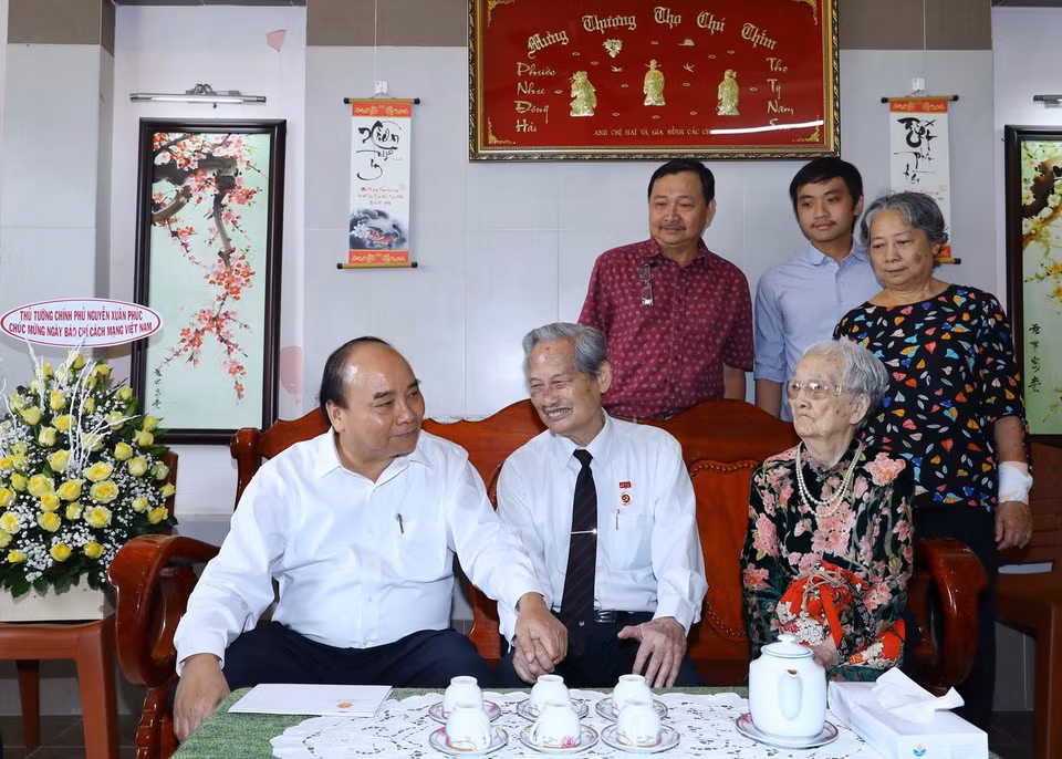 Thủ tướng Nguyễn Xuân Phúc đến thăm và tặng quà cho Nhà báo Nguyễn Trọng Xuất. (Ảnh: Thống Nhất/TTXVN)