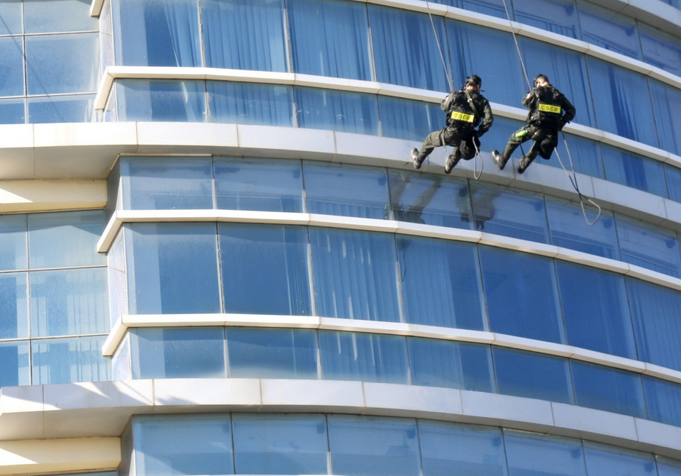 Lực lượng công an tiếp cận xử lý tình huống đối tượng manh động có vũ khí cướp ngân hàng. (Ảnh: Nguyễn Thanh/TTXVN)