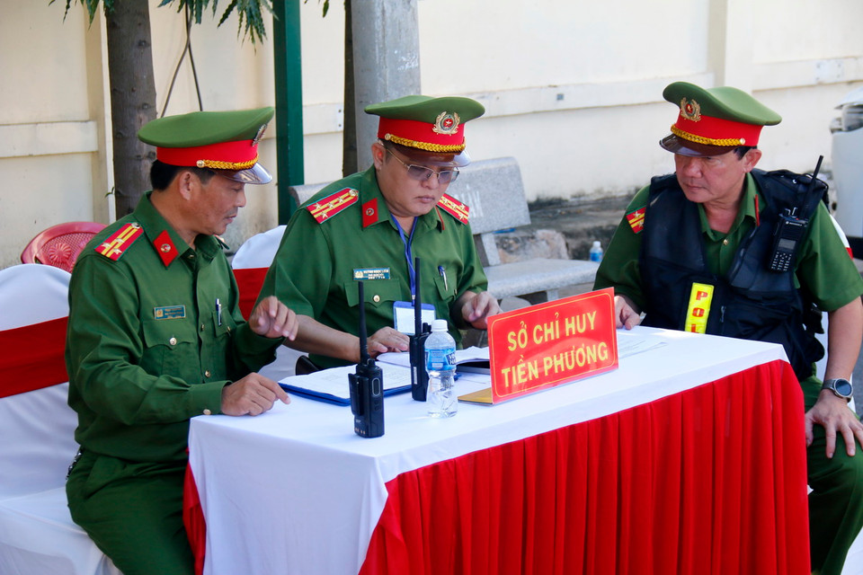 Sở Chỉ huy chỉ đạo xử lý tình huống đối tượng manh động có vũ khí cướp ngân hàng. (Ảnh: Nguyễn Thanh/TTXVN)