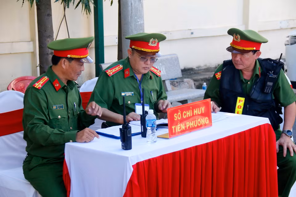 Sở Chỉ huy chỉ đạo xử lý tình huống đối tượng manh động có vũ khí cướp ngân hàng. (Ảnh: Nguyễn Thanh/TTXVN)