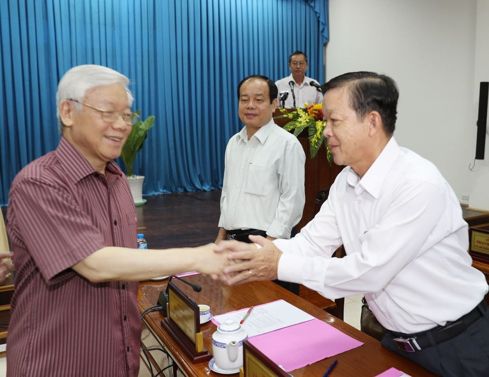 Tổng Bí thư Nguyễn Phú Trọng với các đồng chí Ban Thường vụ Tỉnh ủy và lãnh đạo chủ chốt tỉnh An Giang. (Ảnh: Trí Dũng/TTXVN)