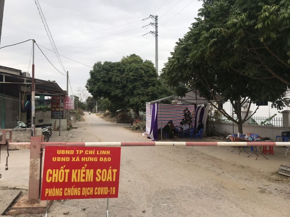 Chốt kiểm soát phòng chống dịch tại thôn Kim Điền, xã Hưng Đạo, thành phố Chí Linh. (Ảnh: Mạnh Minh/TTXVN)