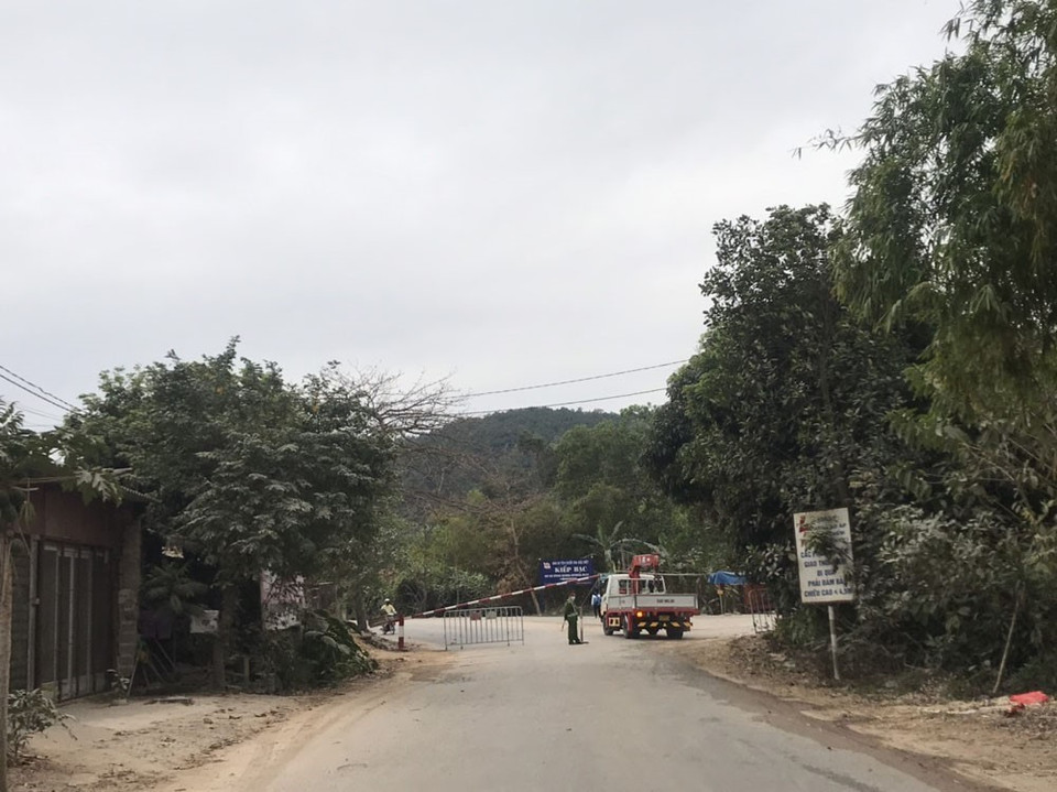 Chốt kiểm soát phòng chống dịch COVID-19 trên Quốc lộ 37 thuộc địa bàn xã Lê Lợi, thành phố Chí Linh. (Ảnh: Mạnh Minh/TTXVN)