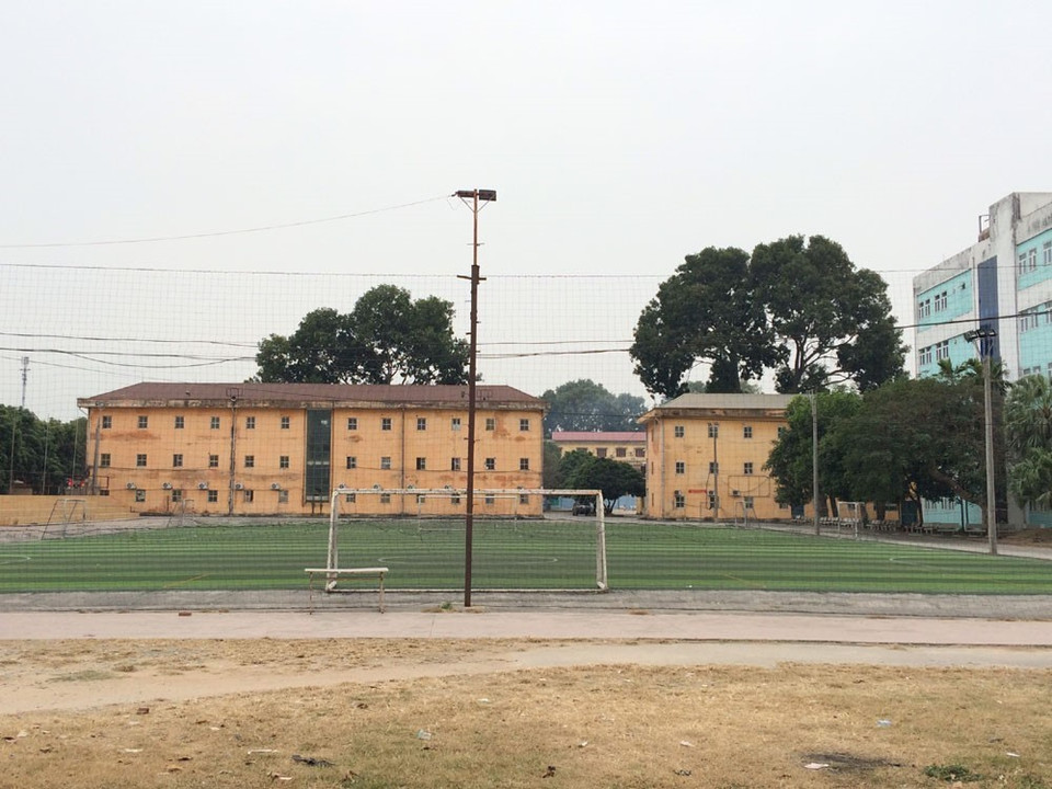 Sân thể thao trên địa bàn phường Sao Đỏ không một bóng người trong sáng 29/1. (Ảnh: TTXVN phát)