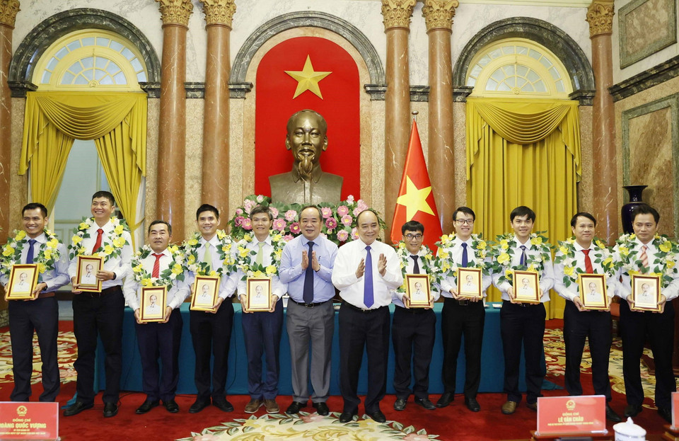 Chủ tịch nước Nguyễn Xuân Phúc tặng chân dung Chủ tịch Hồ Chí Minh cho cán bộ, công nhân lao động tiêu biểu ngành Dầu khí. (Ảnh: Thống Nhất/TTXVN) nam lao