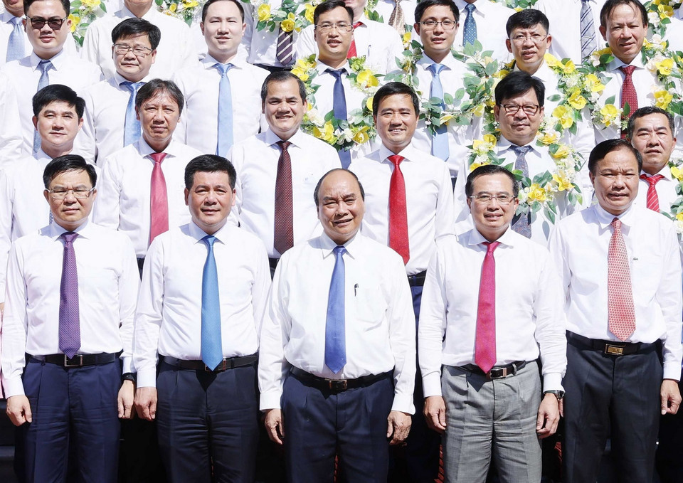 Chủ tịch nước Nguyễn Xuân Phúc với các đại biểu cán bộ, công nhân lao động tiêu biểu ngành Dầu khí. (Ảnh: Thống Nhất/TTXVN)