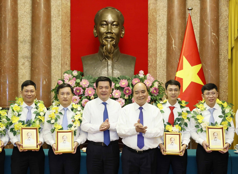 Chủ tịch nước với các lao động tiêu biểu. (Ảnh: Thống Nhất/TTXVN)