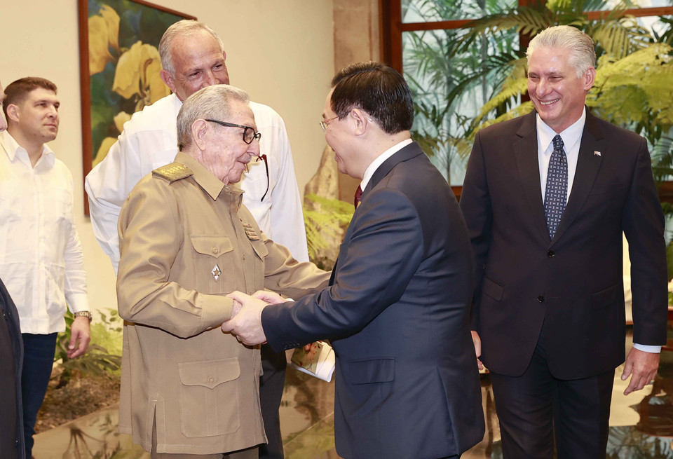 Chủ tịch Quốc hội Vương Đình Huệ với Đại tướng Raul Castro tại buổi hội kiến. (Ảnh: Doãn Tấn/TTXVN)
