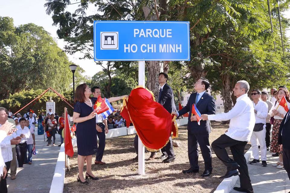 Chủ tịch Quốc hội Vương Đình Huệ thực hiện nghi thức tại Lễ đổi tên công viên Hồ Chí Minh và đặt bảng giới thiệu về thân thế, sự nghiệp của Chủ tịch Hồ Chí Minh. (Ảnh: Doãn Tấn/TTXVN)
